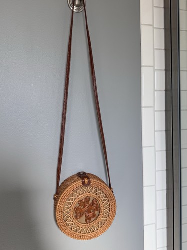 Round rattan straw crossbody - round,